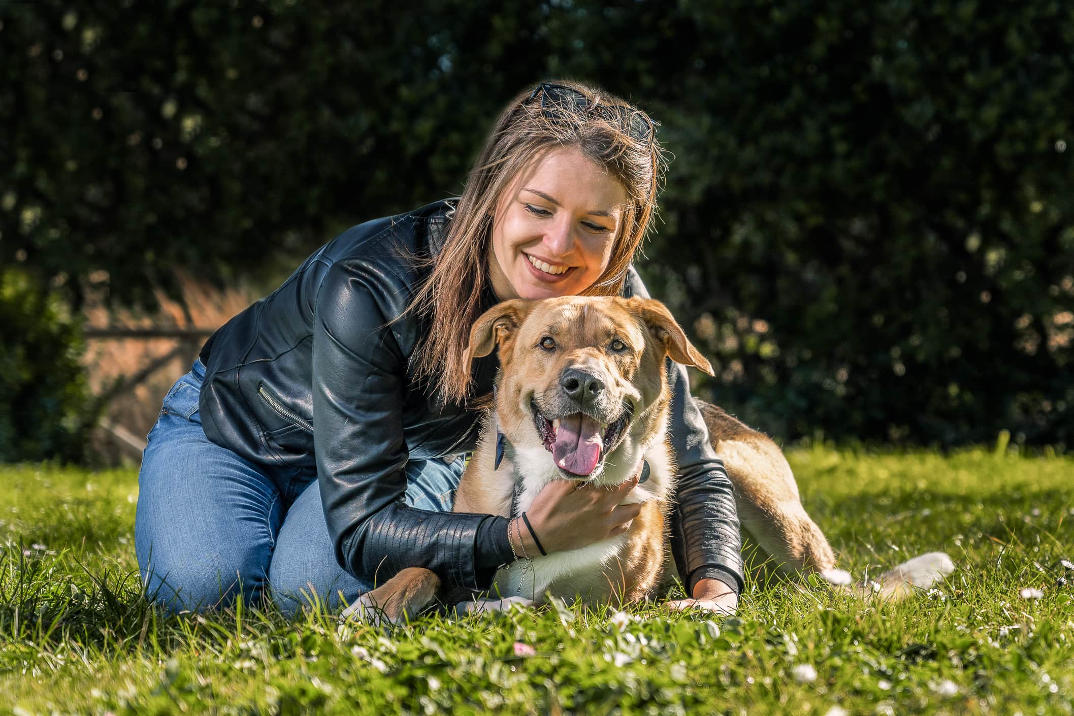 ragazza-abbraccio-cane-sorriso-campo-erba