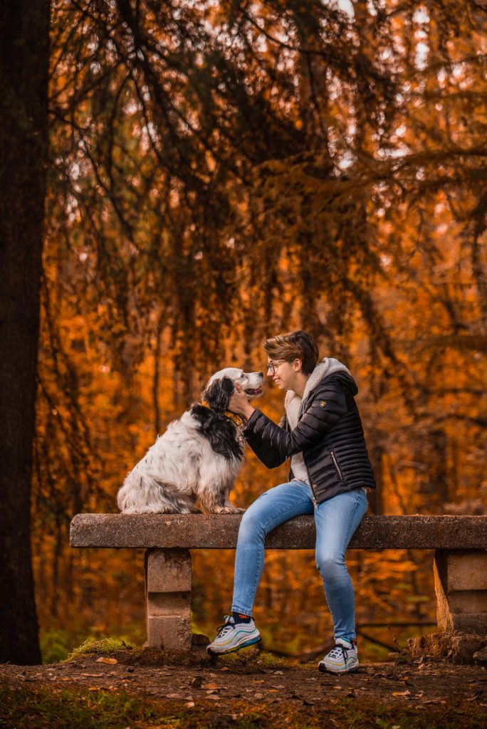 ragazza con cane al parco di monza con alberi autunnali fotografo cani milano